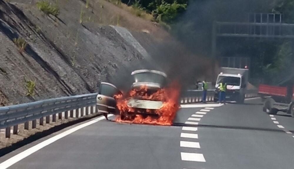 Za dvije nedelje: Na auto putu gorela auta, pušilo se u tunelu, spavalo na kauču u traci za sporiju vožnju i na kraju tuča! (VIDEO)