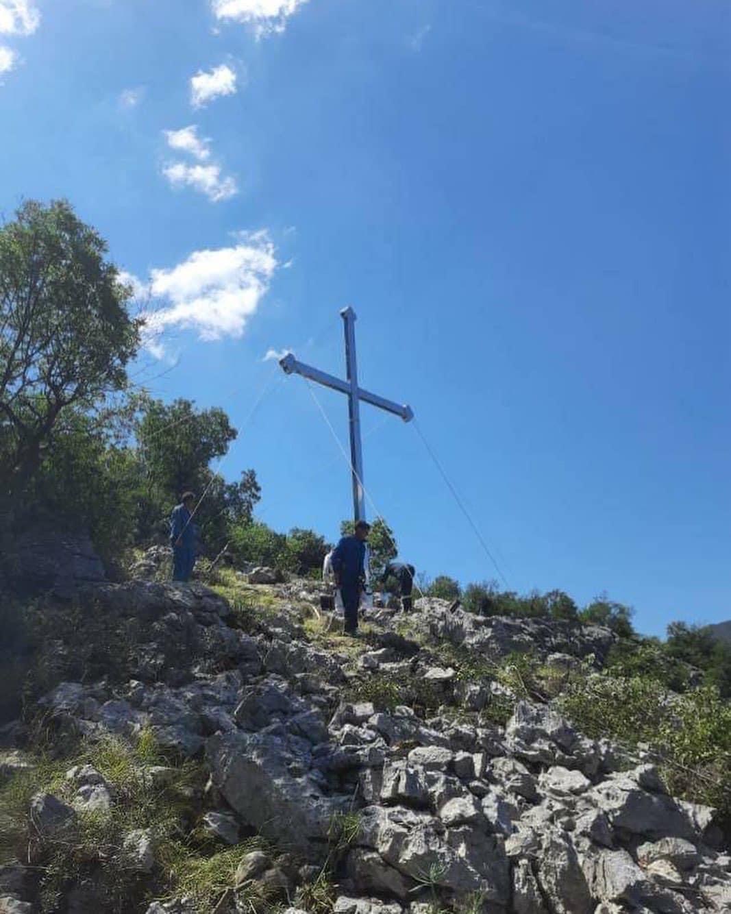 Iznad manastira Banja kod Risna: Vjerni narod iz Srbije i Crne Gore postavio krst visok preko devet metara!