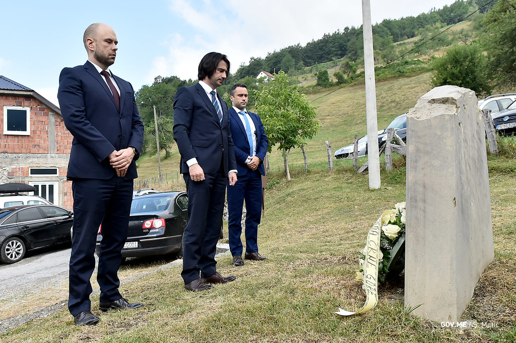 Delegacija Vlade Crne Gore, predvođena Markom Kovačem, položila vijenac na spomen obilježje u Velici!