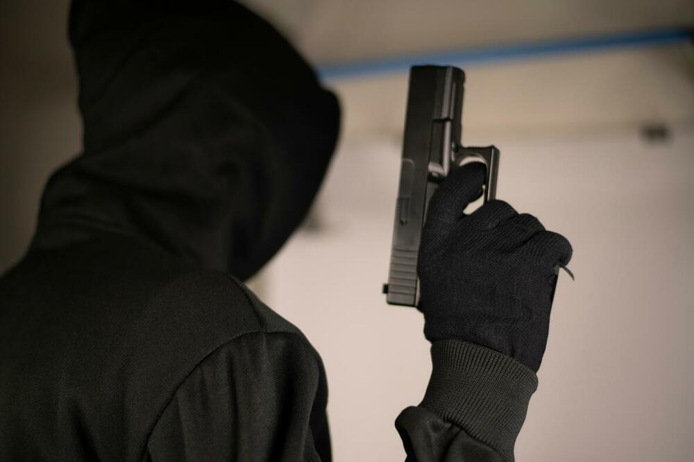 Uhapšen Pljevljak: Osumnjičen da je uz prijetnju pištoljem natjerao radnicu da mu preda pazar od 200 eura