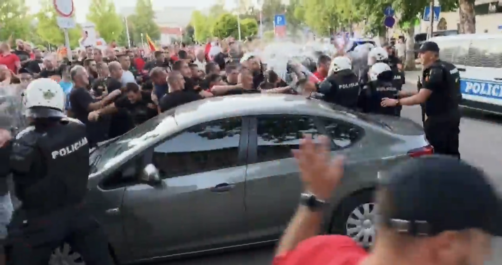 NAPALI POLICIJU I GRAĐANE: Ekstremne pristalice bivšeg režima nasrnule na policiju, bačen suzavac!