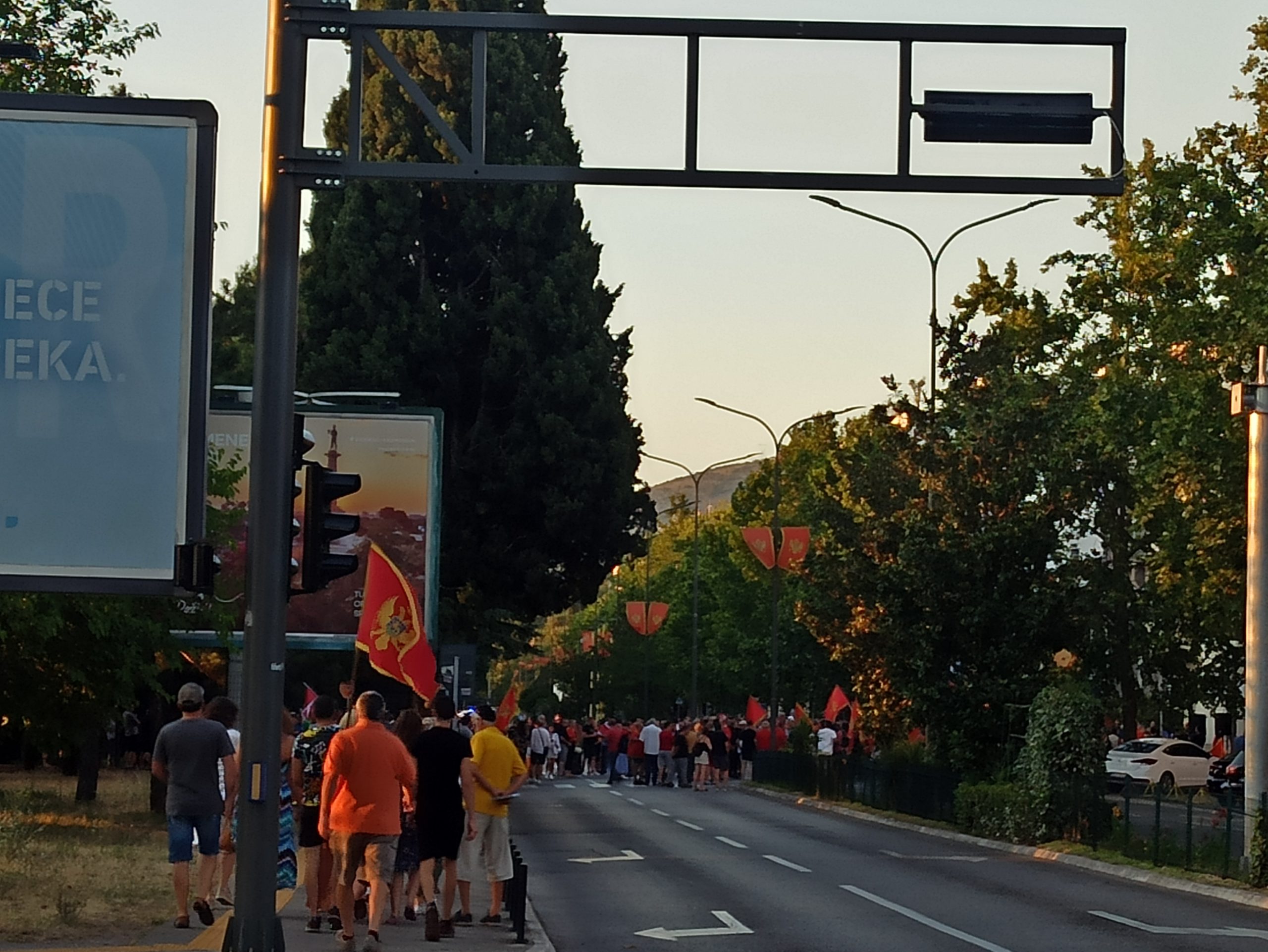 Fijasko “komita” ispred Vlade: Pozivaju na rat, vrijeđaju premijera (FOTO)