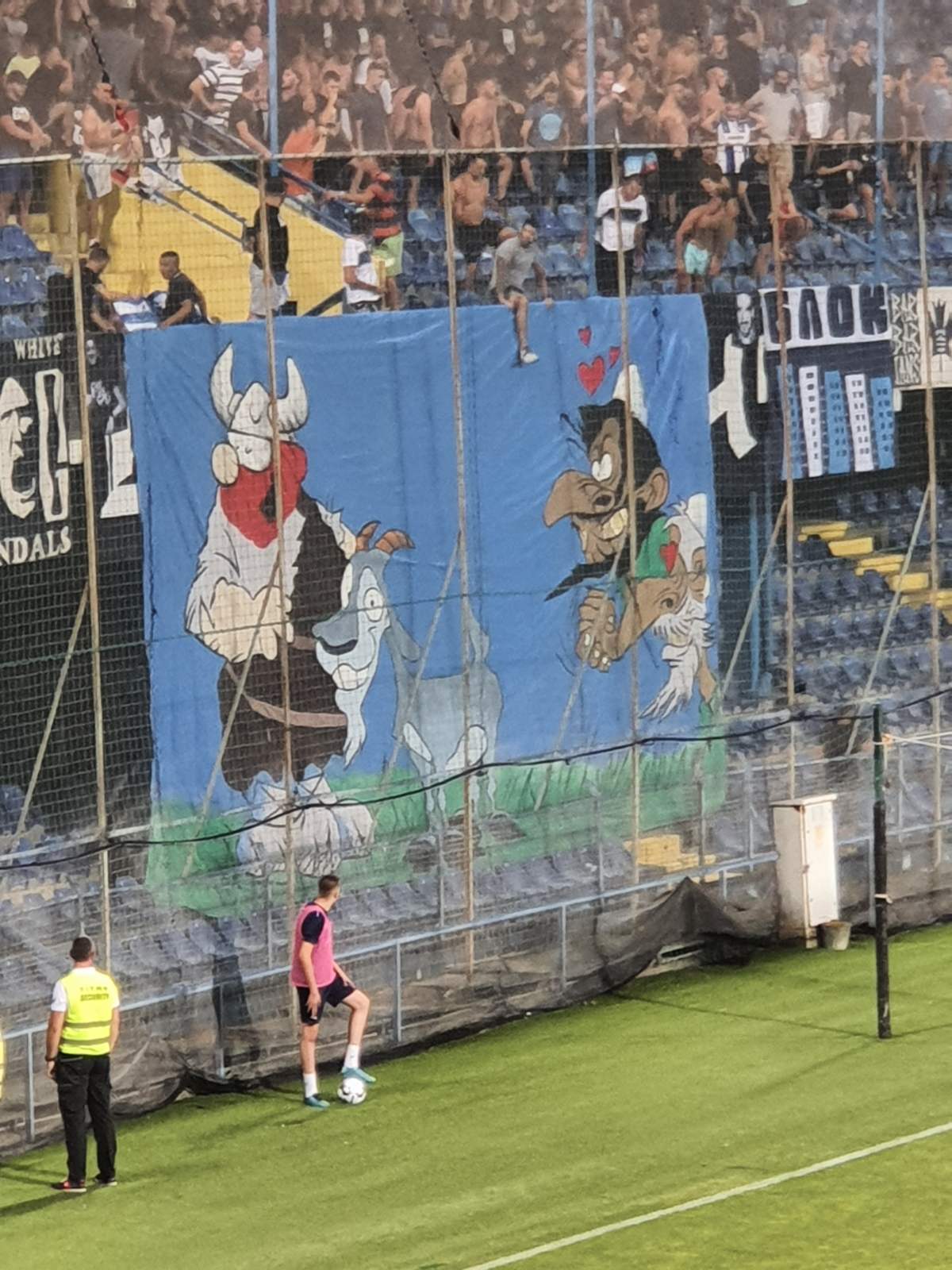 Zanimljiv transparent „Varvara“ na meču sa kosovskim* Lapijem: Koza, Hogar strašni i zaljubljeni Albanci?