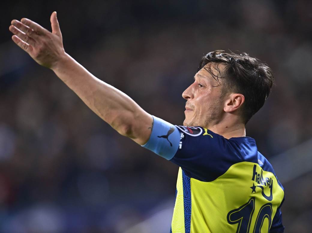 Ozil izdao navijače Fenerbahčea: Iskusni vezista prešao u Bašakšehir