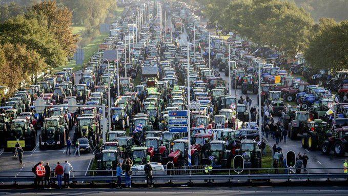Holandska policija pucala na vozila farmera koji protestuju zbog ekoloških reformi!