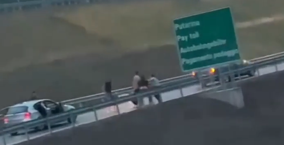 Nastavljaju se apsurdne scene na autoputu: Dvije grupe ljudi se pobile na sred ceste! (VIDEO)