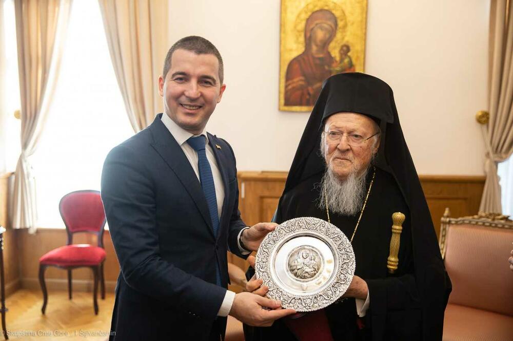 Al’ je đavo, ali su mađije: Bečić ne smije da kaže da je kršten u SPC, nego hoće od Mitropolije da napravi posebnu Crkvu!