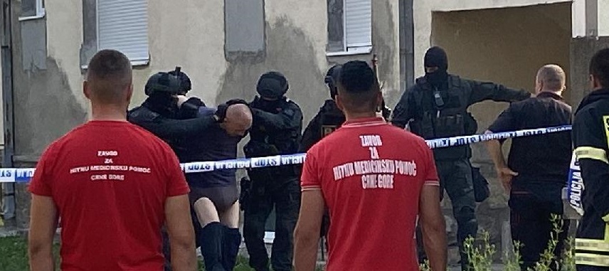 Drama u Beranama: Napao komšinicu sjekirom, policija ga šok bombama i suzavcima istjerala napolje i uhapsila