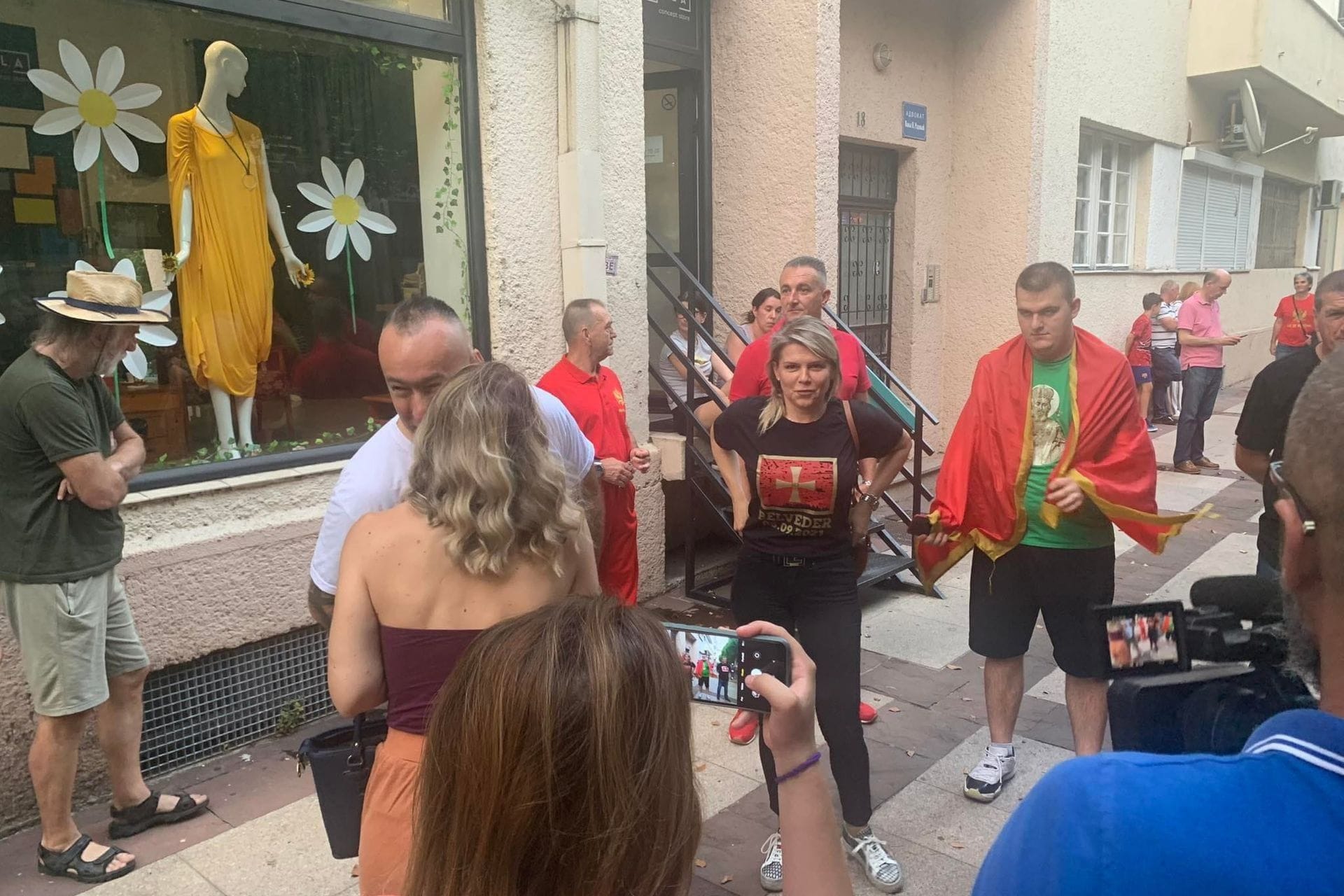Šizofrenija „suverenista“: Draginja protestuje protiv Vlade u kojoj sjede ministri iz njene partije, a komite protestvuju protiv DPS-a i Mila koji podržavaju Vladu koja će da potpiše Temeljni ugovor!