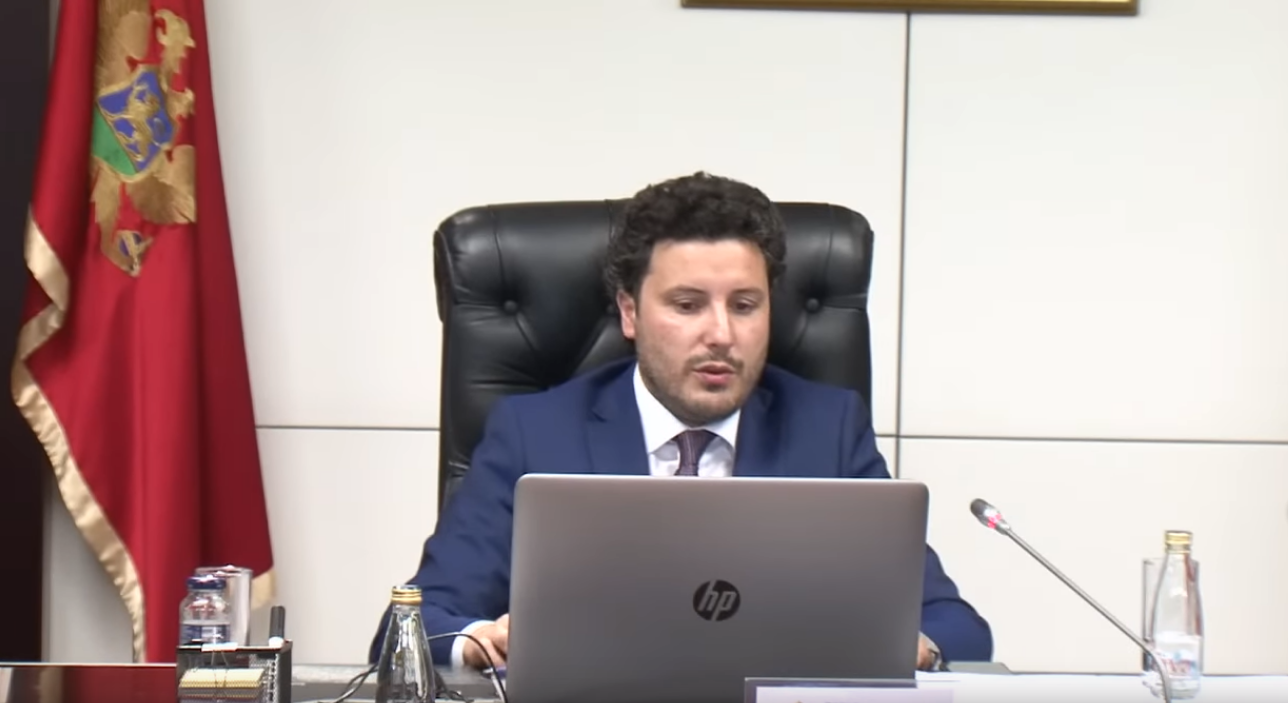 Abazović: Svi službenici koji budu koristili službena auta u privatne svrhe biće sankcionisani; Majbah će služiti za prevoz stranih štićenih ličnosti dok se ne nađe kupac!
