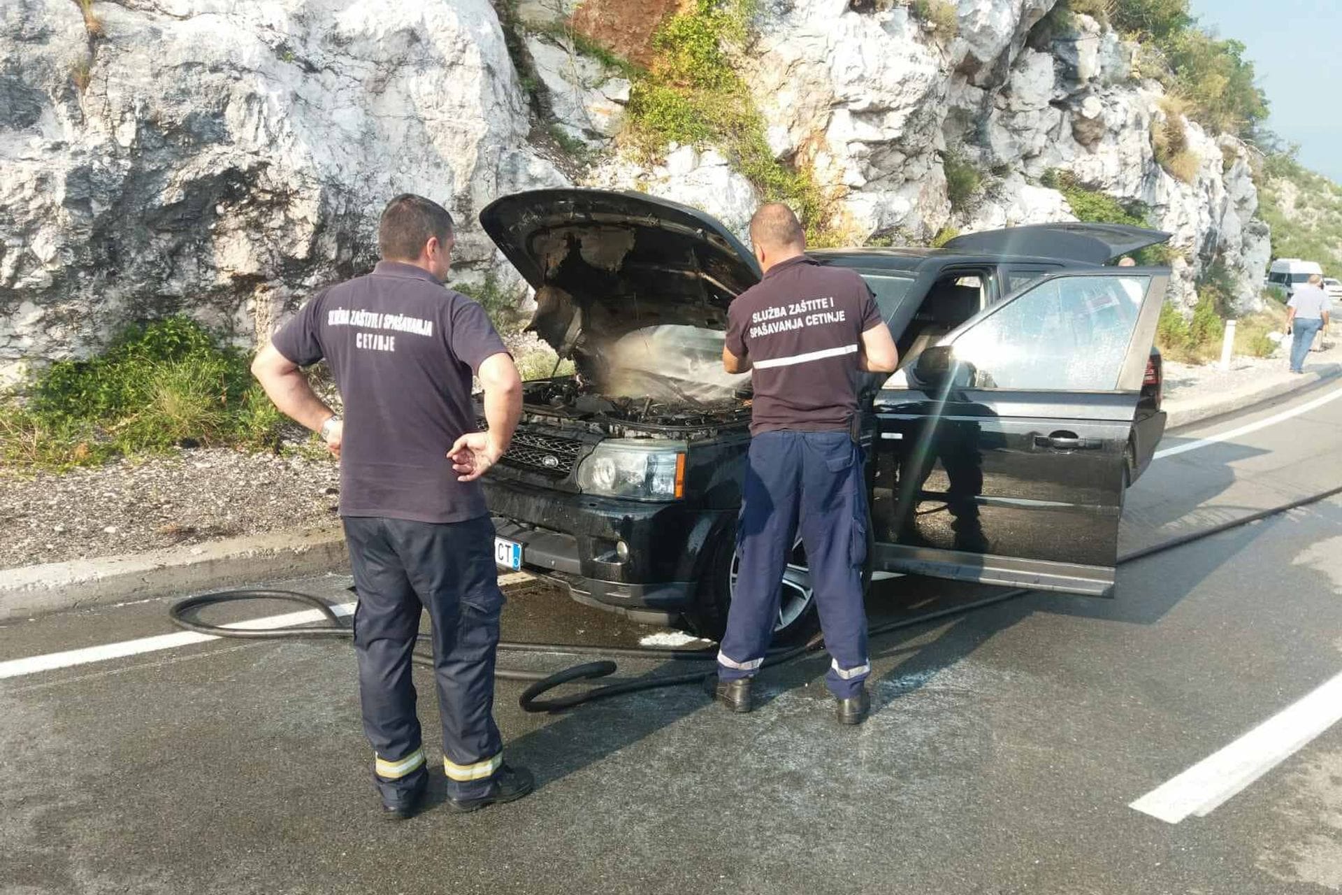 Još jedno zapaljeno vozilo: Džip albanskih tablica izgorio na putu Podgorica-Cetinje