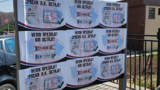 Sjeverna Mitrovica oblijepljena plakatima „Nema predaje, srpska l.k. ostaje“