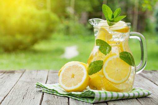 Limunada od LAVANDE: Osvežavajuće letnje piće sa divnim aromama