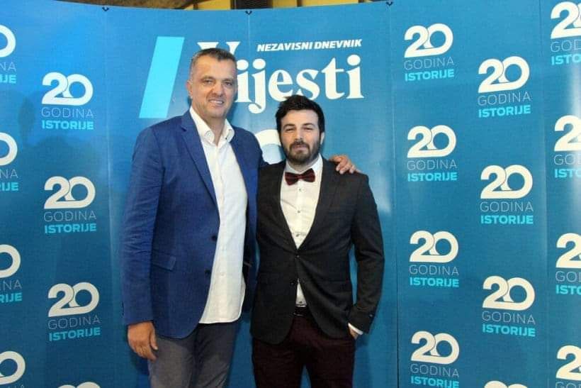 Nezavisni samo na papiru: Glavni i odgovorni urednik Vijesti se vozio Vladinim helikopterom o trošku građana do Tirane! (FOTO)