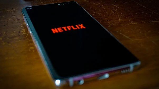 Netfliks našao partnera da ponudi „jeftiniju“ opciju za potrošače