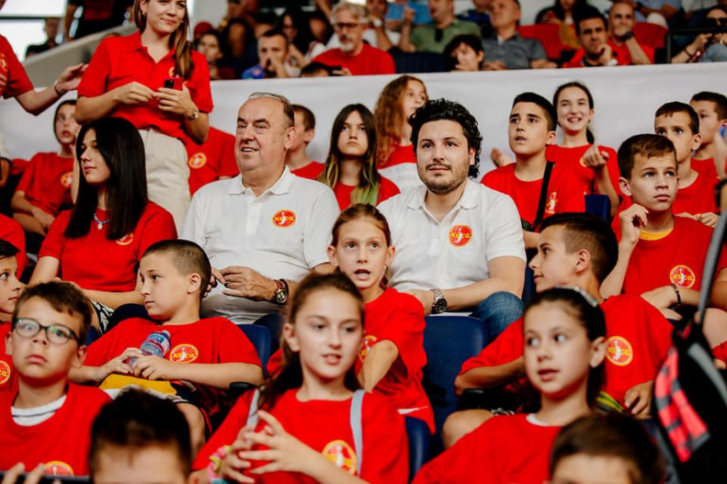 U društvu najmlađih: Abazović i Lalošević sa učenicima OŠ Vladimir Nazor na utakmicu košarkaške reprezentacije!