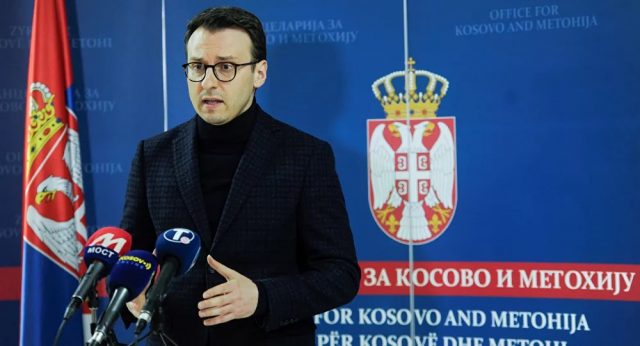 Sraman napad Kurtijeve policije: Iscijepali zastavu kulturnog društva ‘Kosovke’oglasili iz Kancelarije za Kosovo i Metohiju