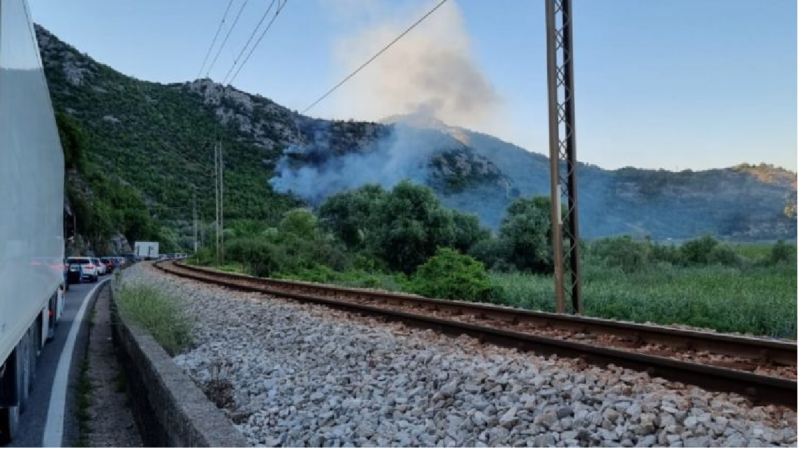 Na putu Podgorica – Bar se zapalio kamion, požar zahvatio obližnju šumu (FOTO) ( VIDEO)