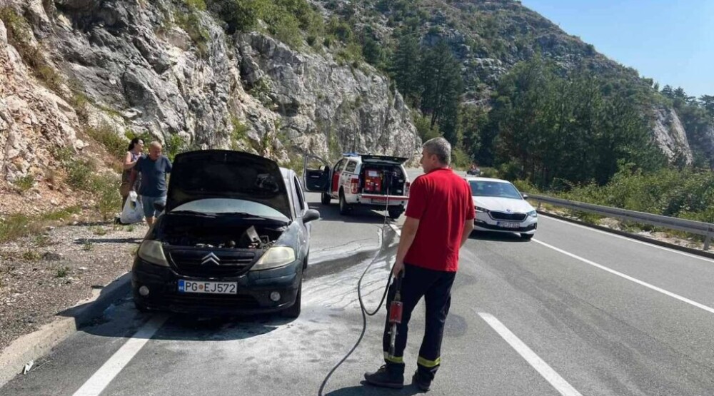 Zapalio se automobil na putu Cetinje-Podgorica