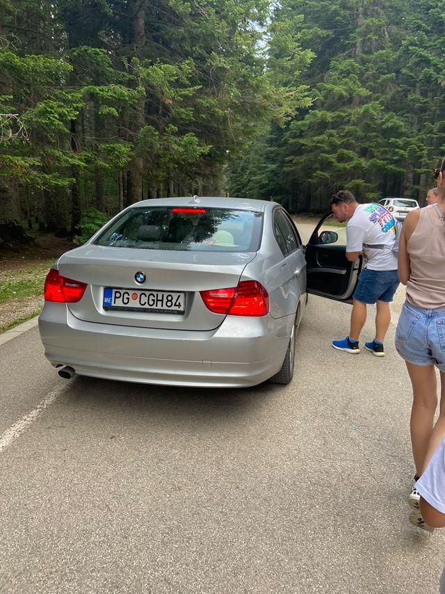 Samo dan nakon molbe Abazovića: Na Crnom jezeru parkirana službena vozila a nije radni dan! (FOTO)