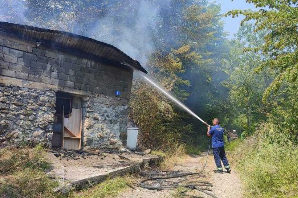 Izgorjela kuća, u selu Starče u Gornjoj Morači nadomak Kolašina