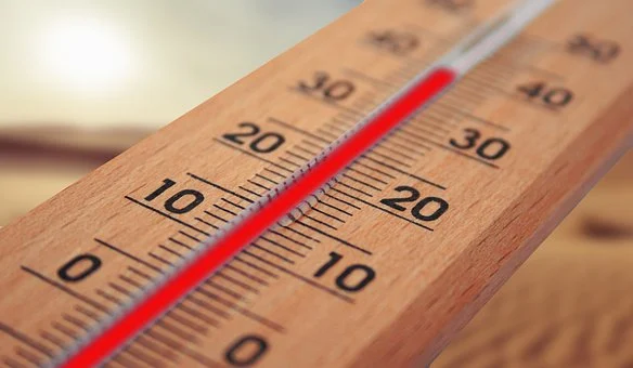 Temperaturni šokovi u Kraljevstvu: Dok se jedni kuvaju, drugi nose kape i jakne na +14 stepeni