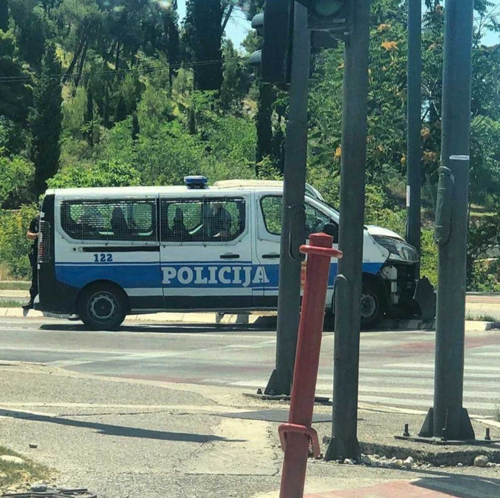 Policija uništila službeno vozilo: Kako bi izbjegli udes, „interventnom“ udarili u stub (FOTO)