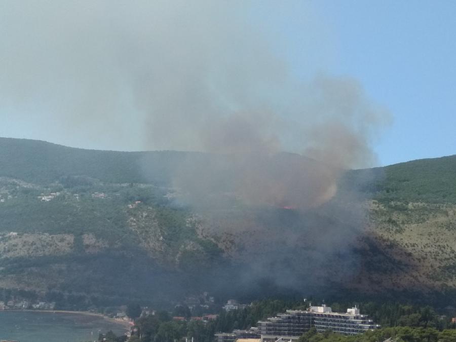 Pred vatrogascima bila teška noć: Požar iznad Igala i dalje aktivan