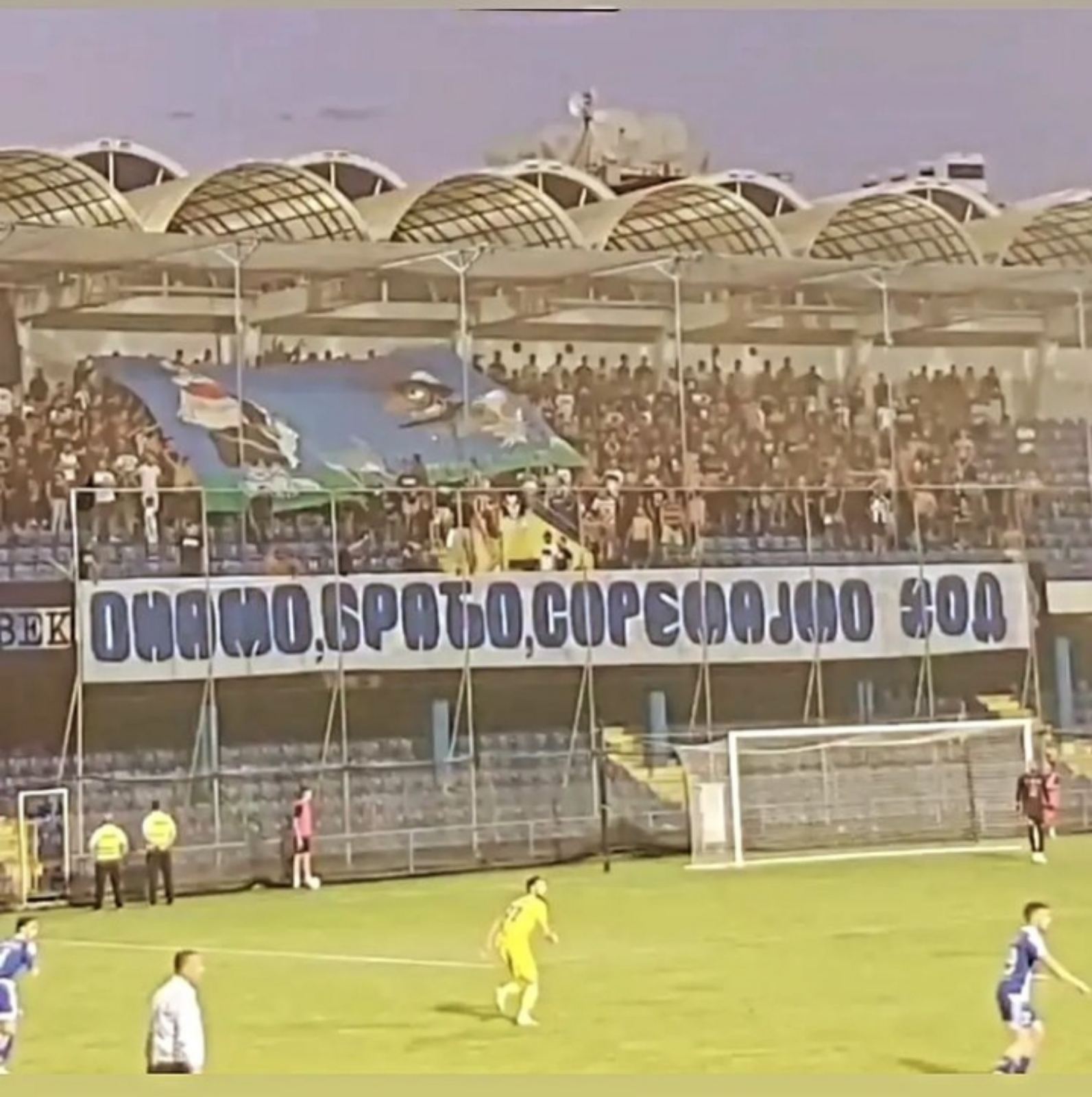 Varvari pokazali odanost srpstvu i poštovanje integriteta bratske Srbije: Transparentom iz pjesme „Onamo, namo“ kazali da ne priznaju takozvano Kosovo (FOTO)