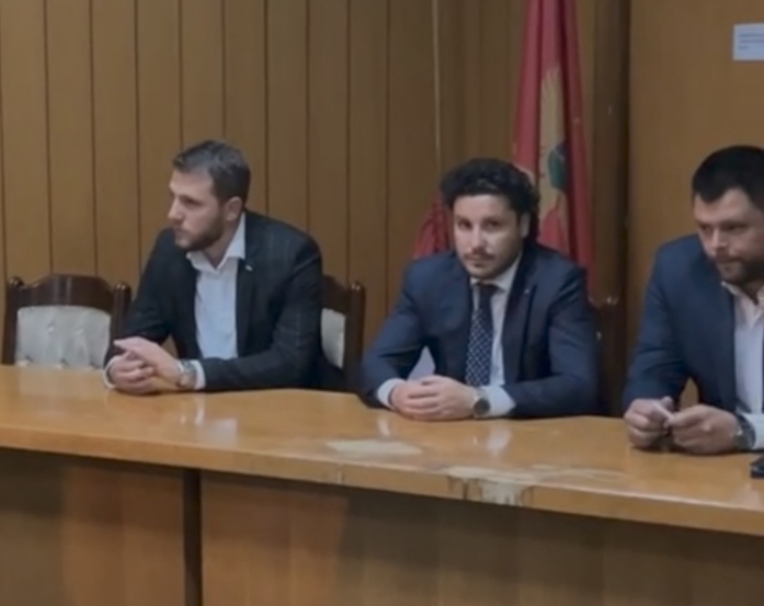 Zbog sinoćnjeg incidenta: Abazović posjetio radnike Željezare