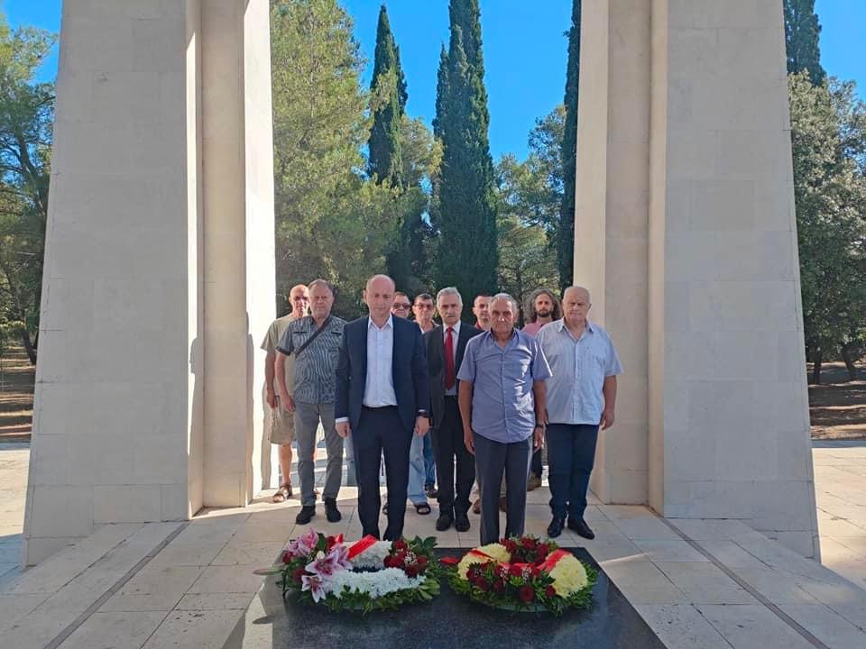 Predstavnici DNP-a i JKP Crne Gore položili vijenac „Partizanu borcu“ u znak obilježavanja Trinaestojulskog ustanka