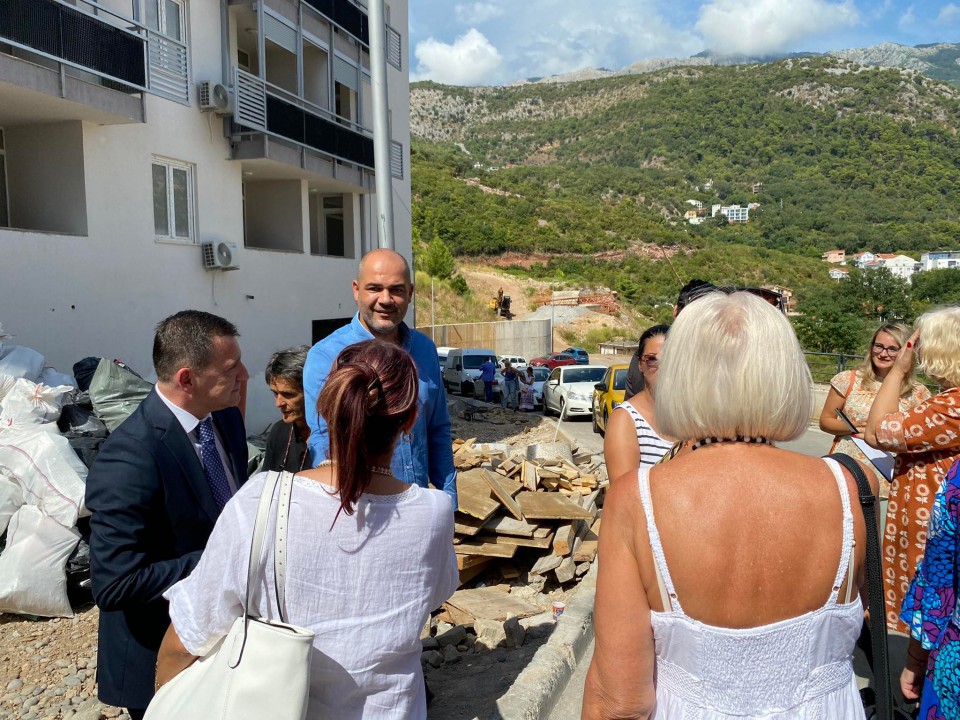 Ministar prosvjete Miomir Vojinović budvanskim prosvjetarima uručio ključeve od stanova!