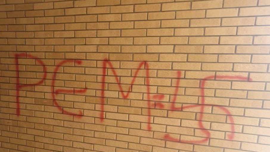 Sramna provokacija i diskreditacija za REM: Na zgradi Vukašinovića osvanuo grafit sa kukastim krstom
