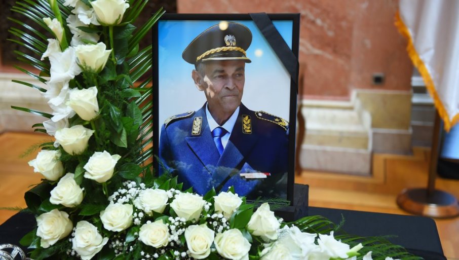 Poslednji pozdrav: Porodica i prijatelji se opraštaju od generala Božidara Delića!