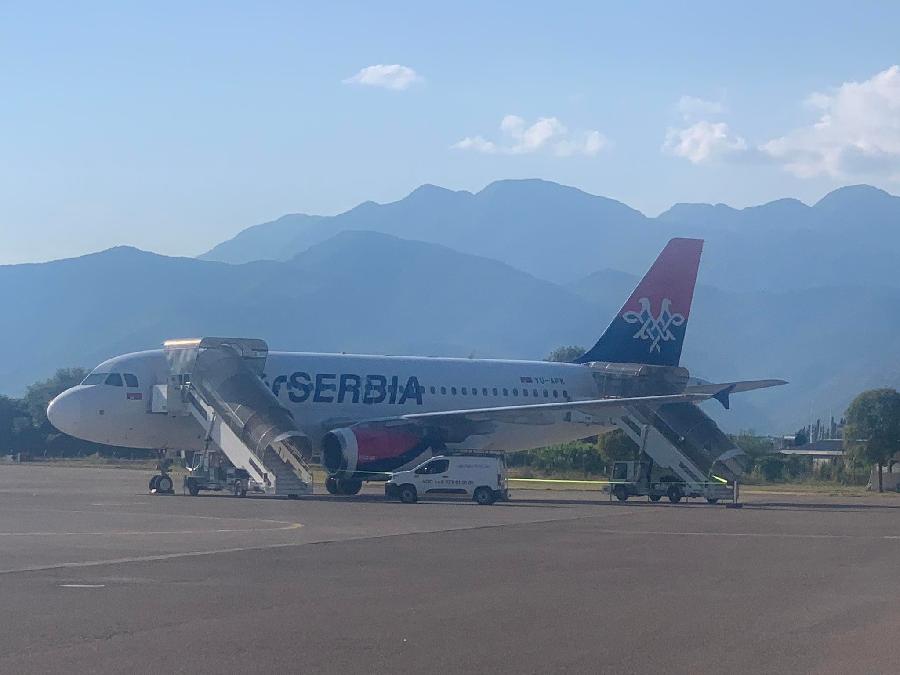 Zbog kvara na motoru: Avion Er Srbije odmah nakon polijetanja prinudno sletio na tivatski aerodrom!