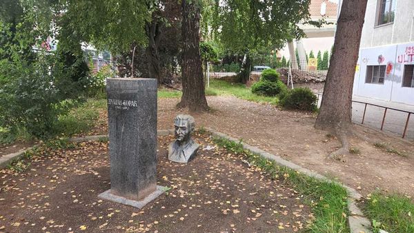 Ministarstvo prosvjete najoštrije osuđuje skrnavljenje biste Dušana Koraća, ispred škole koja nosi njegovo ime!