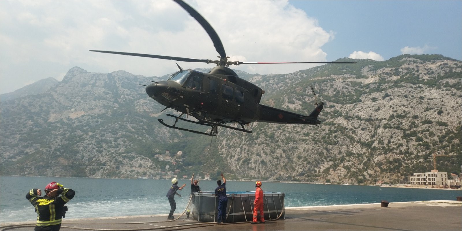 Helikopteri u akciji: Vojska pomaže u gašenju požara u okolini Perasta