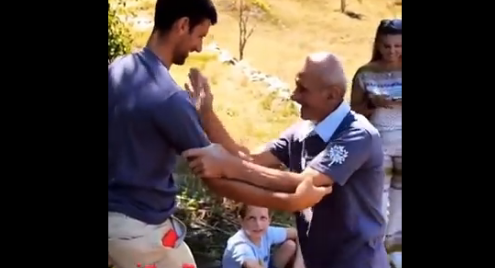 Emotivan susret Novaka sa rođakom: Đoković posjetio Jasenovo polje (VIDEO)