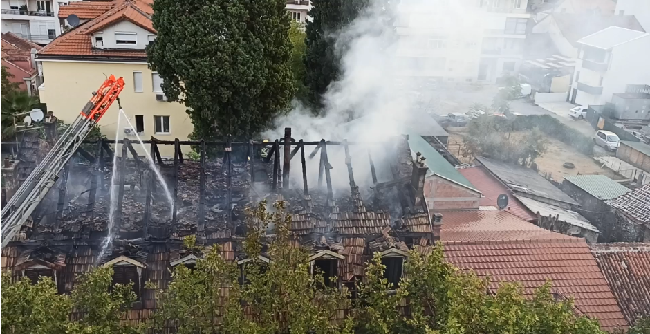 Osam ekipa bilo na terenu: U centru Podgorice gorelo potkrovlje kuće