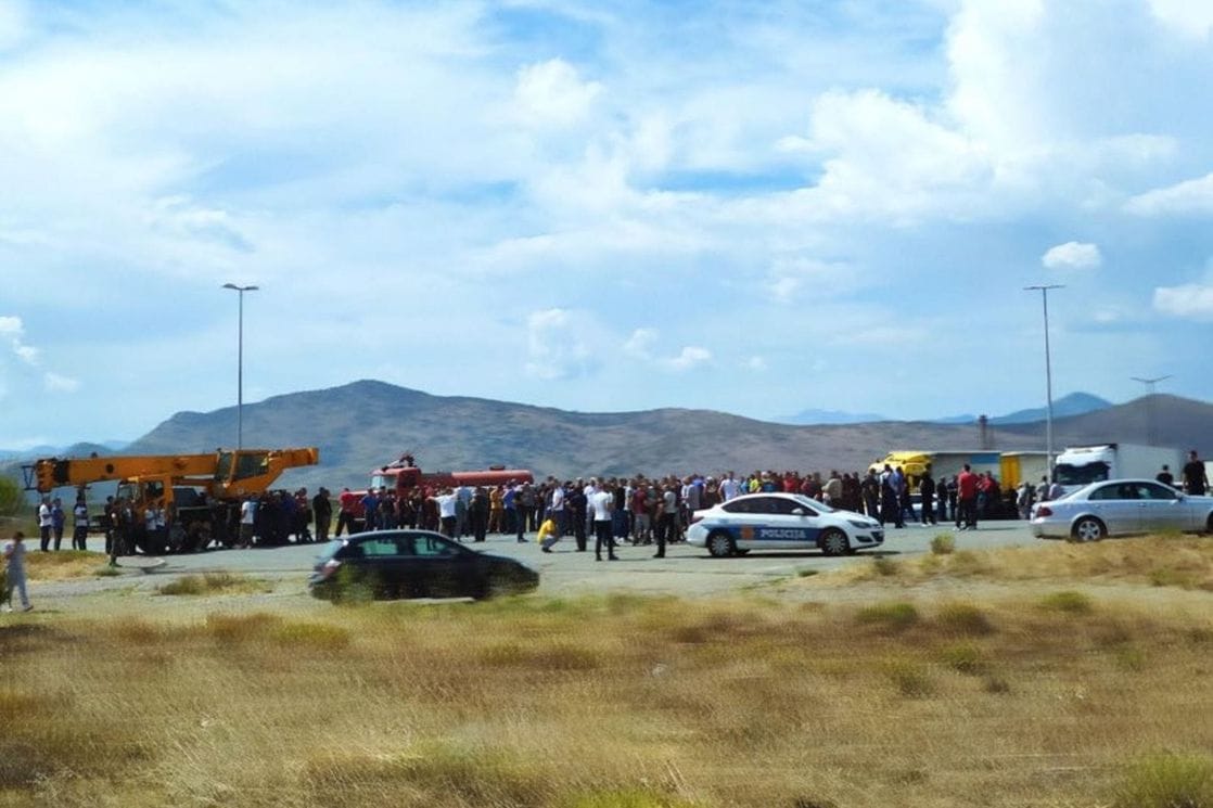 Radnici KAP-a blokirali saobraćajnicu prema Aerodromu, nakon što je Veselin Pejović otpustio 300 zaposlenih
