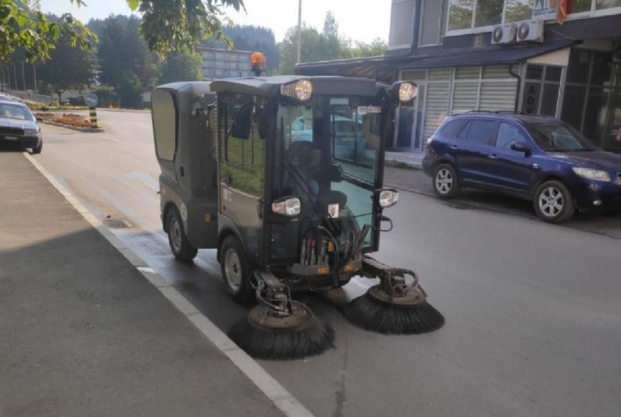 Komunalno iz Berana, nabavili novu višenamjensku mašinu, za održavanje čistoće ulica