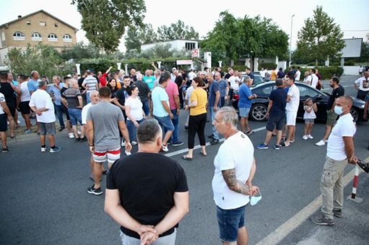 Zećani odgovaraju poslanicima: Od 15 časova počinje nova blokada!