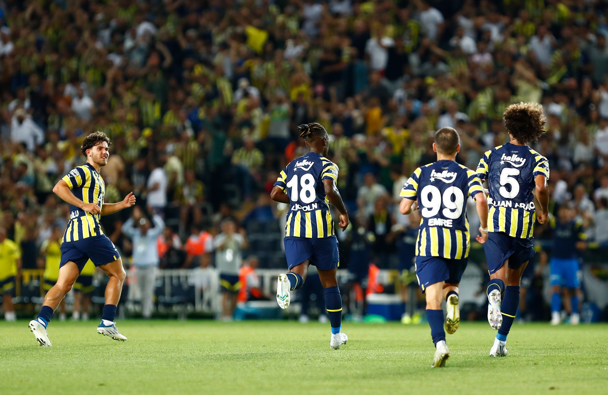 Zbog skandiranja Putinu: UEFA kaznila Fener 50.000 evra i umanjenjem kapaciteta stadiona za 5.000 mjesta