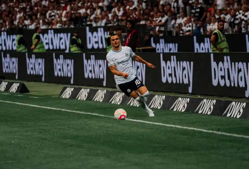 Ajntraht leti na UEFA Superkup u Helsinki, a Kostić u Torino na potpis ugovora sa Juveom