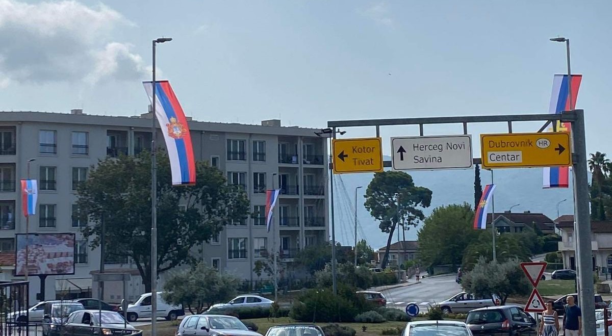 (FOTO) Herceg Novi okićen crkvenim trobojkama i trobojkama Kraljevine Crne Gore povodom dolaska patrijarha Porfirija