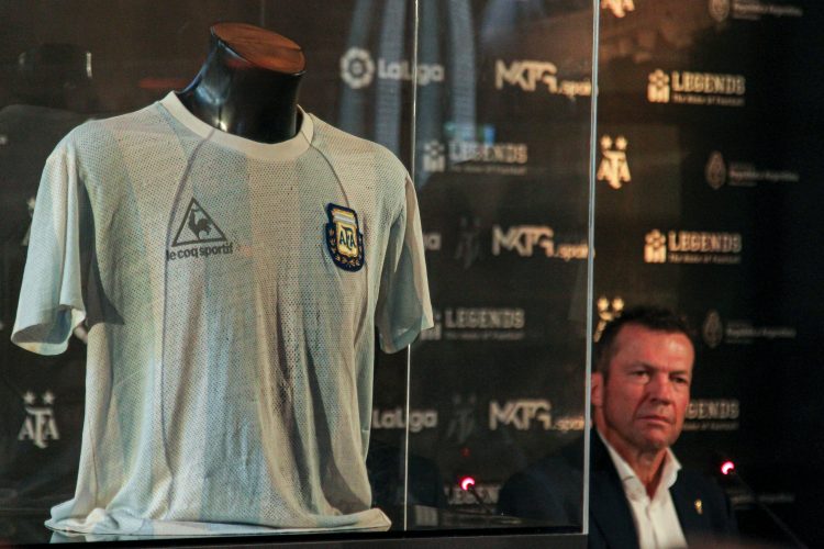 Mateus ambasadi Argentine u Madridu vratio Maradonin dres