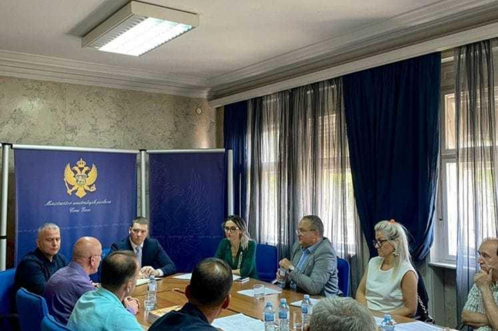 Adžić sa predstavnicima Inžinjerske komore i Sindikata vatrogasaca: Analiziran zakonodavni okvir u oblasti zaštite i spašavanja
