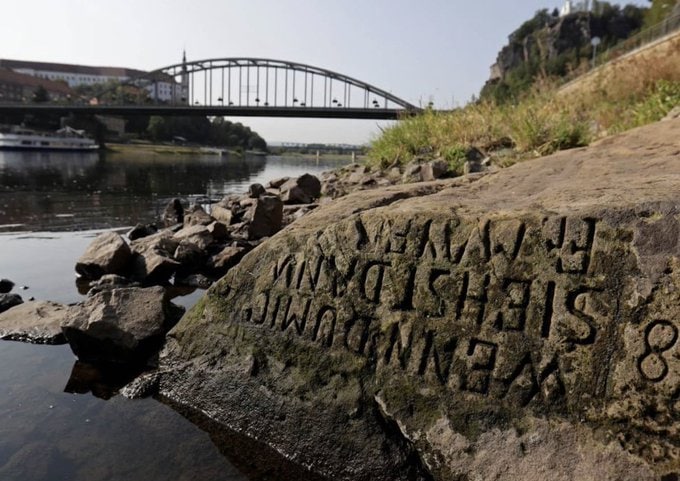 „Plači kad me vidiš“: U Njemačkoj zbog niskog vodostaja izronilo kamenje koje predviđa glad