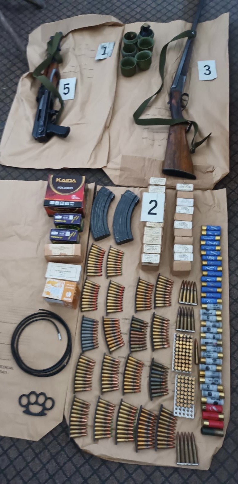 Policija prilikom pretresa kuće u Beranama pronašla automatsku pušku, lovačku pušku, detonirajući štapin i 662 komada municije