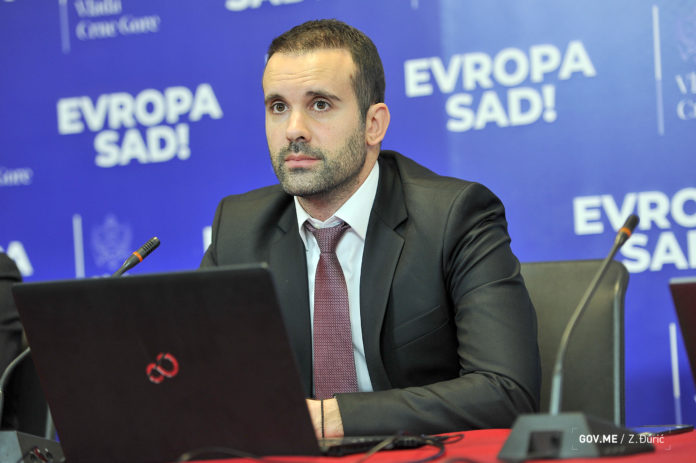 Čestitati Željku Ivanoviću za „prestižnu nagradu za slobodu medija” ravno je čestitki srbofobnom šovinisti Nikolaidisu za Trinaestojulsku nagradu